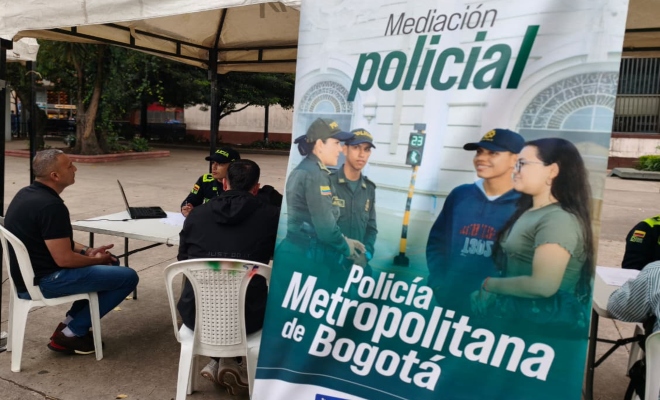 Stand de mediación policial en el marco de la mediatón en Bogotá