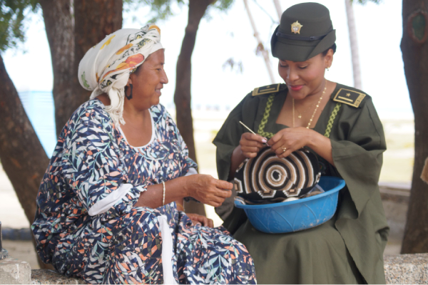 Mujer Policía Wayuu tejiendo