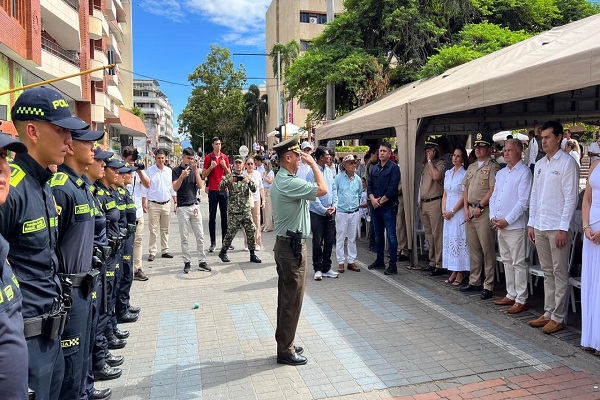 El comandante de la Policía Metropolitana de Neiva presenta oficialmente nuevos uniformados al señor alcalde
