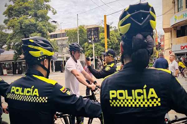 Grupo de Policía Comunitaria y la Patrulla Púrpura mientras funcionario de la emisora entrevista al señor alcalde Germán Casagua