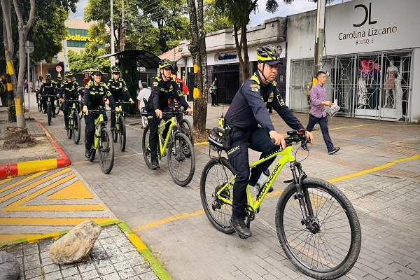 Grupo de Policía Comunitaria y la Patrulla Púrpura recorriendo las calles de Neiva en bicicleta