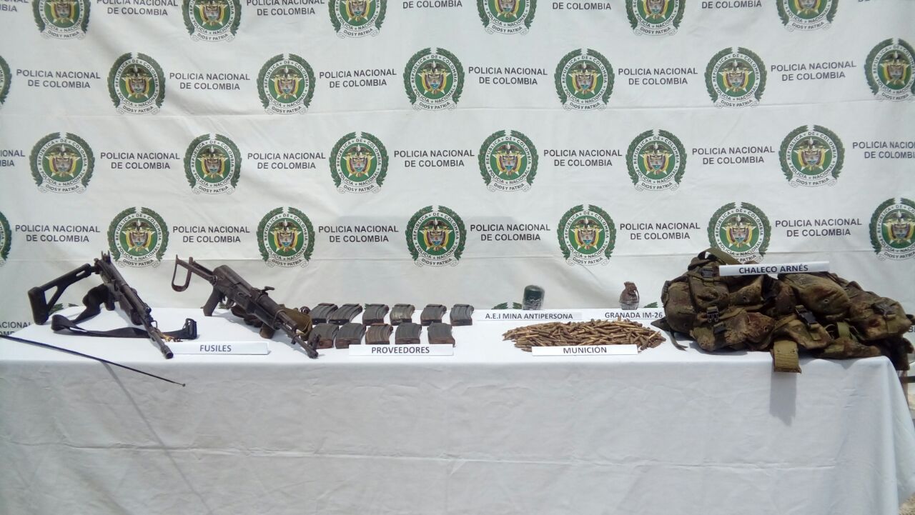 imagen con unas armas incautadas sobre una mesa