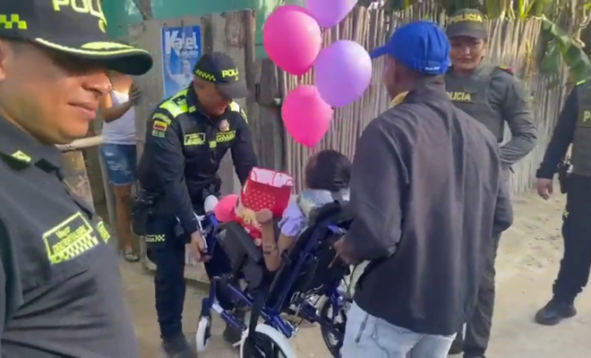 Niña en condición de discapacidad recibe visita y regalos de manos de la Policía.