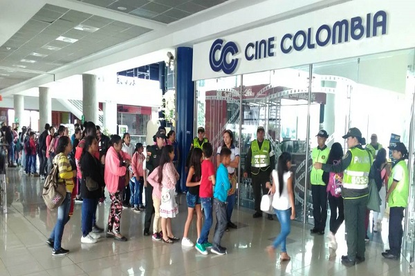 60 niños van a cine por primera vez