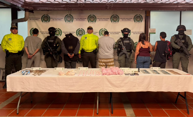 Hombres capturados en medio de Polic&iacute;as