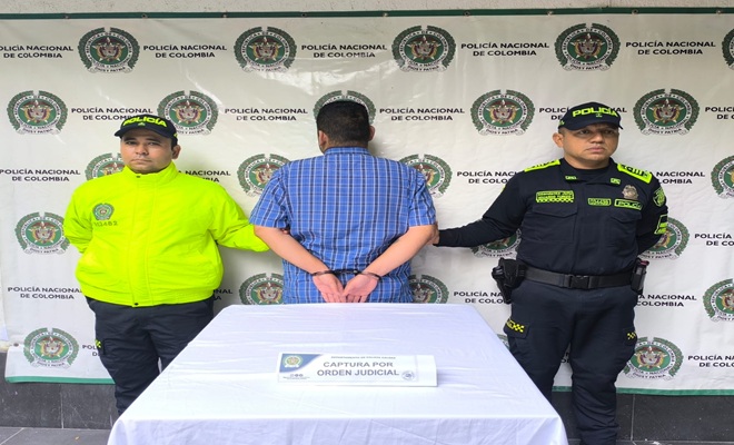 Dos policías con persona capturada por violencia intrafamiliar 