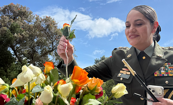 Ofrenda floral en homenaje a los policías damnificados del terremoto