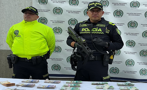 Dos polic&iacute;as con elementos incautados