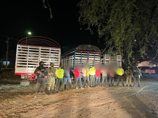 6 personas capturadas-policías custodiando