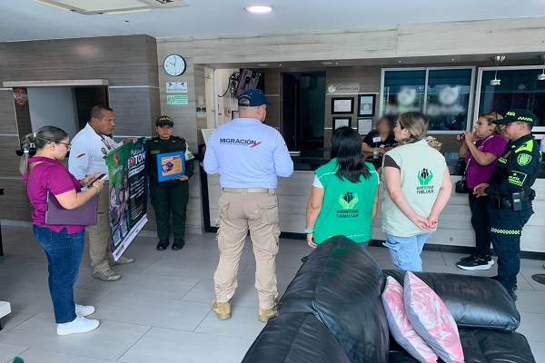 Dos Policías y funcionarios de las entidades político administrativa en campaña preventiva