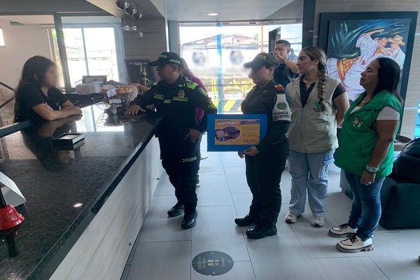 Dos Policías y funcionarios de las entidades político administrativa en campaña preventiva