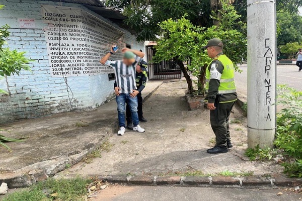 Dos policías realizan un registro a persona a un ciudadano durante actividades de control