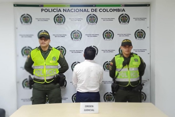 Persona capturada-policías custodiando