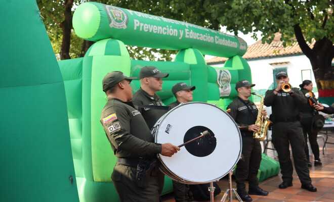 Presentación musical de la Policía Nacional durante una actividad de prevención y educación ciudadana.