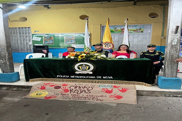 Policías y comunidad conmemorando el Día Internacional de las Manos Rojas