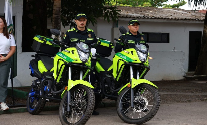 Dos funcionarios de la Policía Nacional junto a dos motocicletas instituciones uniformadas