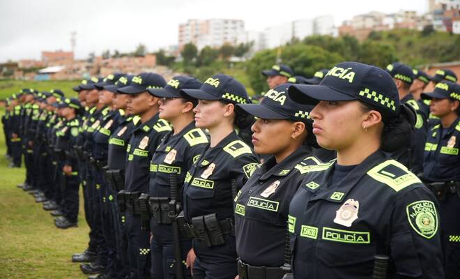 Bloque de patrulleros de policía formando