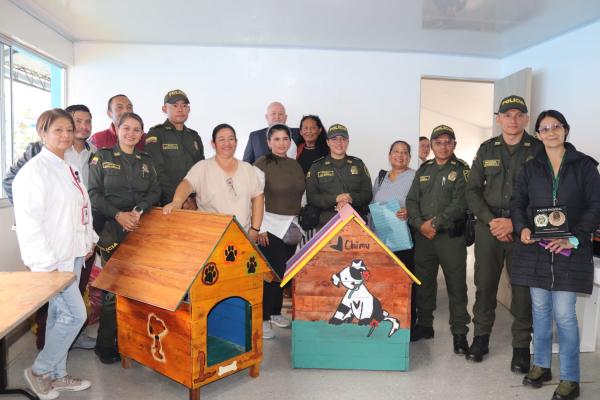 casas fabricadas por las madres cabeza de hogar y docentes de la Escuela de Guías y Adiestramiento Canino y SENA