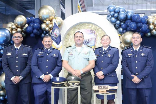Cuatro oficiales del Servicio Aereonaval de Panamá y el señor Director de la Sede Universitaria Escuela de Aviación Policial