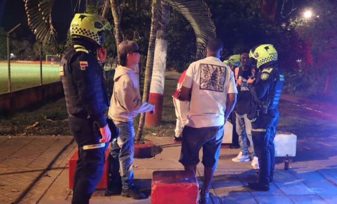 Policías haciendo registro a personas