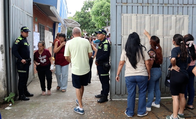 Policías custodian puesto de votación