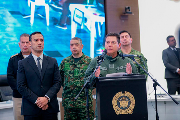 Director de la policía brindando palabras en el plan democracia 2026 en compañía del ministro de Defensa y comandantes de las fuerzas militares 