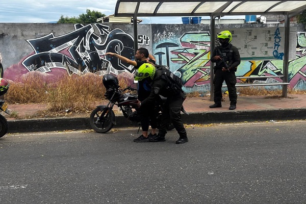 Policía realiza registro a persona a un ciudadano