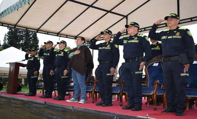 Comandante del Departamento de Policía Boyacá, coronel Fredy Yamid Barbosa Molano, junto al gobernador de Boyacá, Carlos Andrés Amaya y invitados