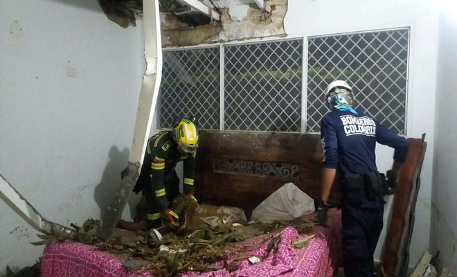 policia ayudando a la comunidad 