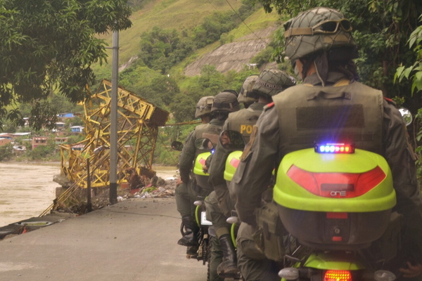 Patrullajes constantes en puerto valdivia para salvaguardar los bienes que dejó la comunidad tras la evacuación.