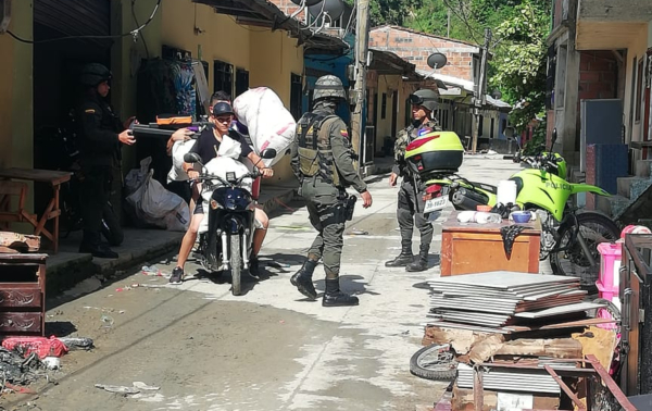 policia-colombia-evacuacion-habitantes-valdivia