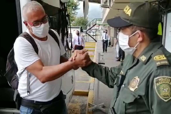 El ‘Ángel de verde’ que salvó una vida en el terminal de transporte de Ibagué