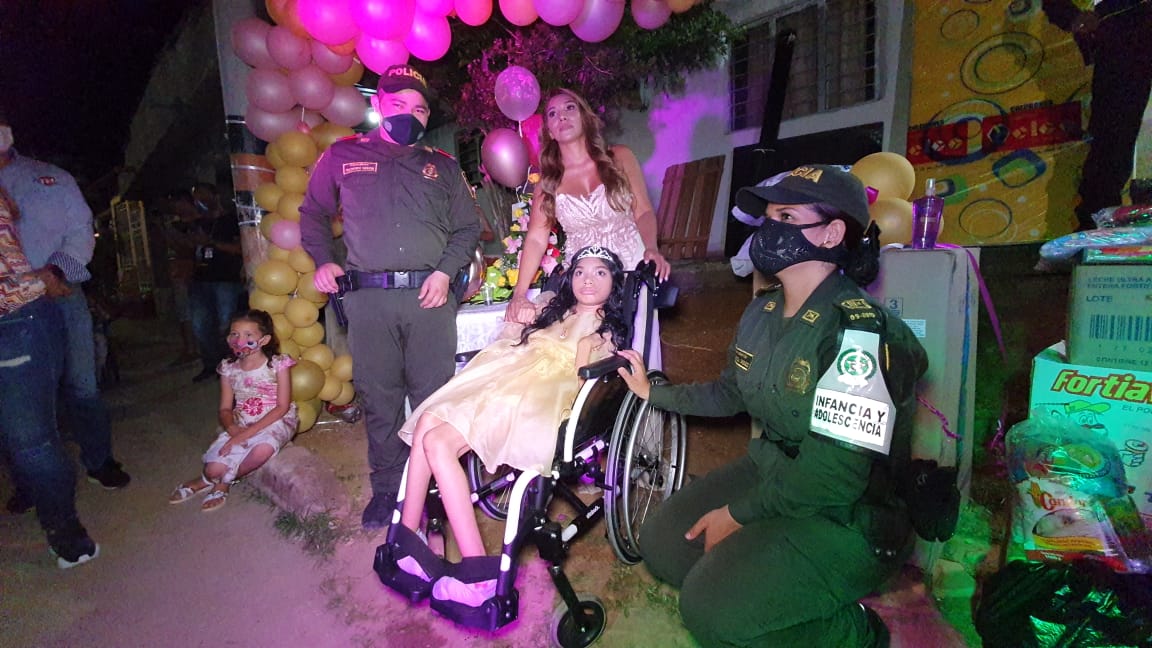Policía de infancia y adolescencia cumpliendo sueños 
