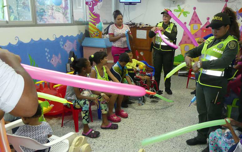 policia-regalos-ninos-hospital-santa-marta