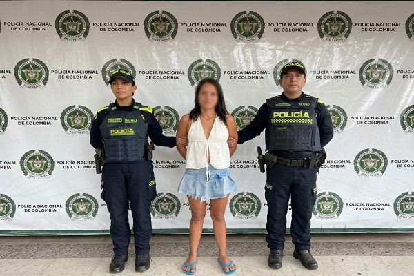 Dos Policías custodian a una capturada