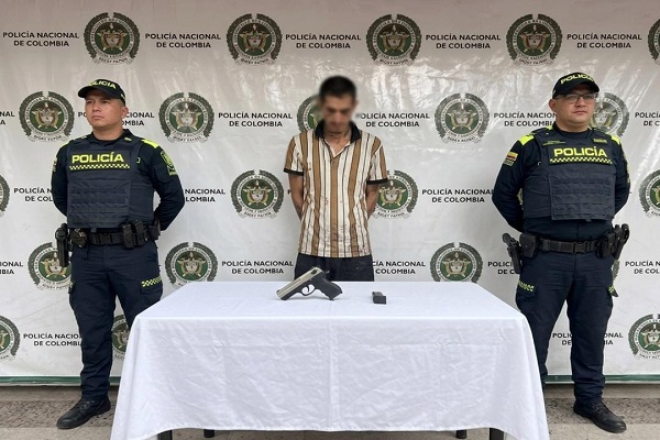 Dos Policías custodian a capturado e incautación de arma de fuego