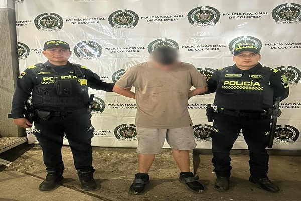 Dos Policías custodian a un hombre capturado