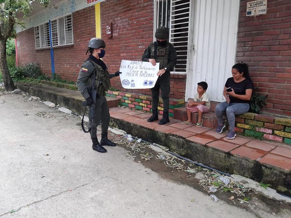  policia_en_las_mercedes_realiza_acercamiento_con_la_comunidad_patrullajes_a_pie_