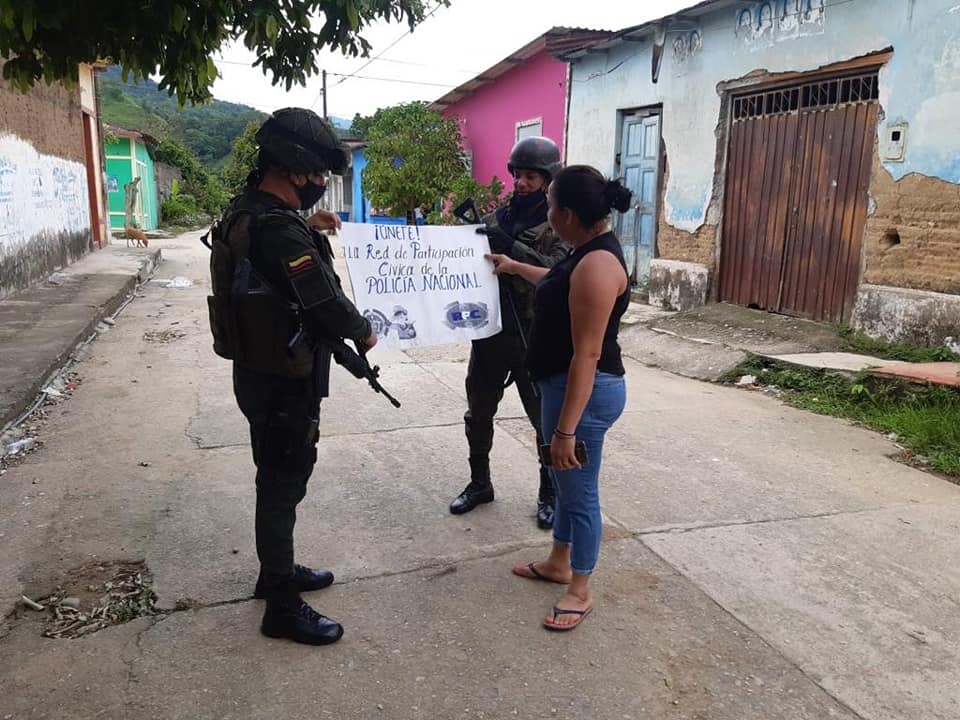  policia_en_las_mercedes_realiza_acercamiento_con_la_comunidad_patrullajes_a_pie