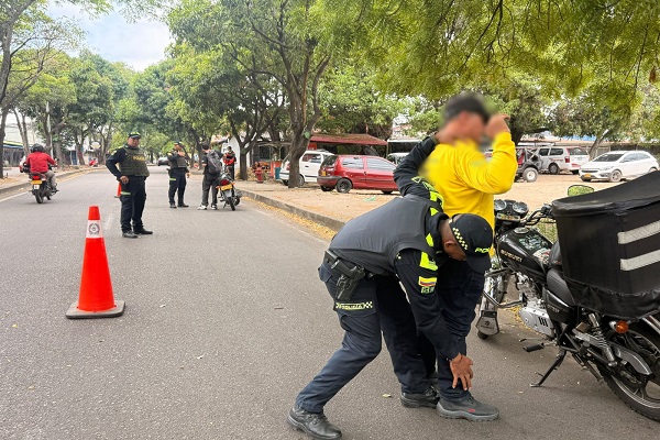 Puesto de control realizado por funcionarios para fortalecer la seguridad