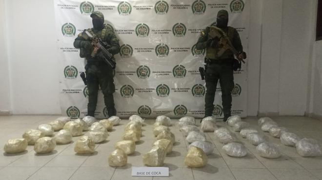 Base de coca incautada-policías custodiando