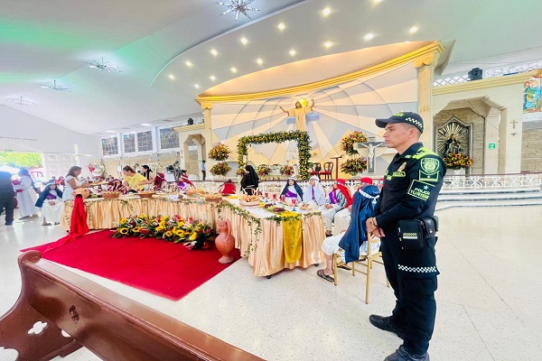 Policía de turismo realizando acompañamiento a las actividades liturgicas