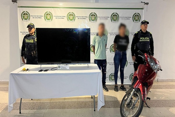 Dos Policías, un hombre, una mujer capturados por hurto a residencia y un televisor recuperado