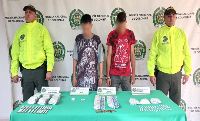 Persona capturada-policías custodiando