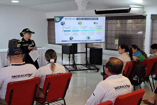 Una Policía socializando el plan de trabajo “Juntos por su protección” a 6 funcionarios