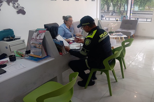 Una integrante de la policía y una persona del barrio