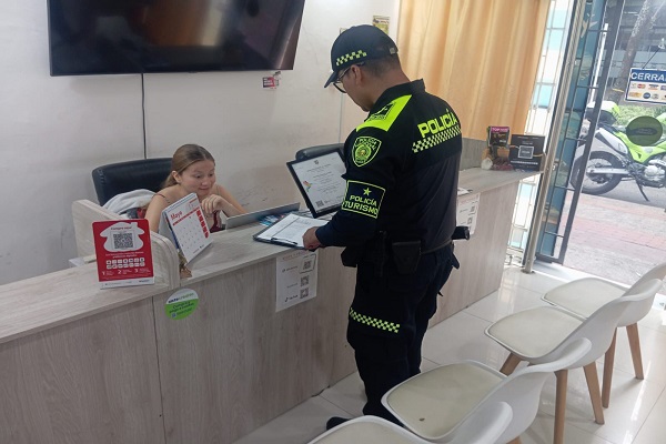 Un uniformado y una civil