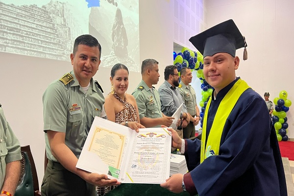 Policía Comunitaria entrega diploma a una graduada