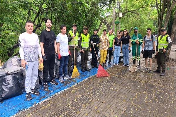 La Policía Nacional lidera jornada de limpieza y recuperación ambiental en el río Magdalena en Neiva