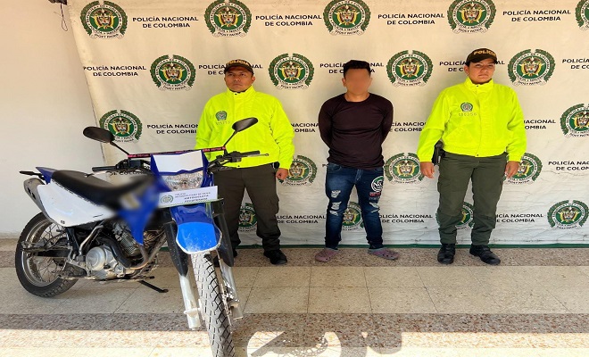 Persona capturada-policías custodiando